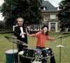 Dans cet épisode, Sandrine révèle une anecdote personnelle rare : son beau‑père n’était autre qu’André Popp, célèbre compositeur français du XXᵉ siècle, créateur de Piccolo, Saxo et Compagnie.

En France, dans le jardin de leur maison, rendez-vous avec André Popp, musicien, et son fils Daniel, chanteur. Le 21 juin 1971
© Michel Ristroph via Bestimage