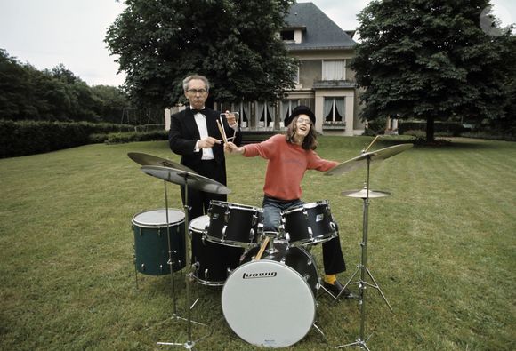 Dans cet épisode, Sandrine révèle une anecdote personnelle rare : son beau‑père n’était autre qu’André Popp, célèbre compositeur français du XXᵉ siècle, créateur de Piccolo, Saxo et Compagnie.

En France, dans le jardin de leur maison, rendez-vous avec André Popp, musicien, et son fils Daniel, chanteur. Le 21 juin 1971
© Michel Ristroph via Bestimage