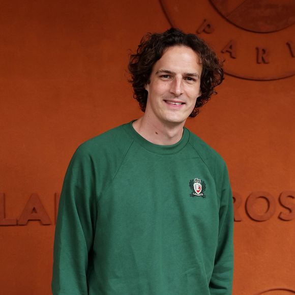 Il y retourne régulièrement.

Paul de Saint Sernin au village lors des Internationaux de France de Tennis de Roland Garros 2025, à Paris, France, le 4 Juin 2025. © Jacovides-Moreau/Bestimage