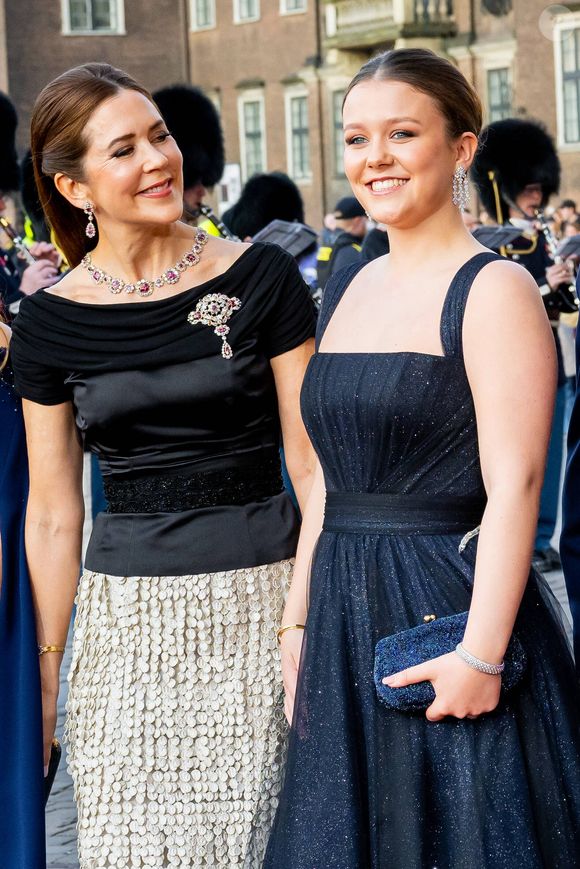 La fille de la reine Mary et du roi Frederik X a eu le droit à une somptueuse soirée pour célébrer son passage à la majorité. 

La princesse Isabella, la reine Mary de Danemark, spectacle d’anniversaire au Théâtre Royal à l’occasion des 18 ans de la princesse Isabella, à Copenhague, au Danemark, le 15 avril 2025. © Dana Press / Bestimage
