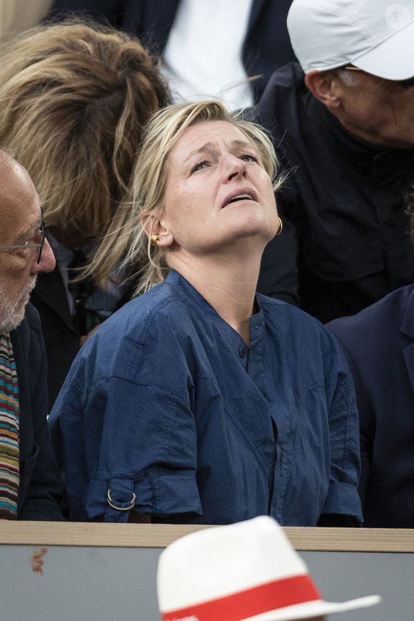 Anne-Élisabeth Lemoine en tribunes lors des Internationaux de France de Tennis de Roland Garros 2025, à Paris, France, le 7 juin 2025. © Cyril Moreau/Bestimage