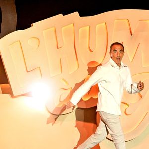 Nikos Aliagas durant l'enregistrement de la première soirée de "L'humour à la plage" pour la 3ème édition du festival de Juan les Pins à la pinède Gould le 26 juin 2026. © Bebert-Tribeca/Bestimage