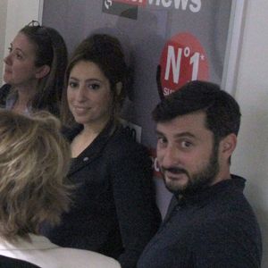 Elle a rendu un hommage bouleversant à Mathieu Sarda, le programmateur de la matinale, décédé en 2020, et dont la perte l’a profondément affectée. 

Léa Salamé au côté de Mathieu Sarda, mort à 41 ans, le 7 juin 2020.