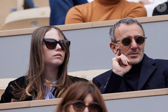 Elie Semoun et sa compagne Aude Fraineau dans les tribunes au même moment dans les tribunes des Internationaux de France de tennis de Roland Garros 2024 à Paris, France, le 2 juin 2024. © Jacovides-Moreau/Bestimage