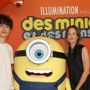 Les photographes ont immortalisé ce moment mère-fils.

Camille Cottin et son fils Léon - Première du film "Des Minions et des Monstres" au cinéma le Rex à Paris le 23 mars 2026. © Coadic Guirec/Bestimage