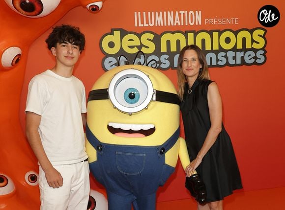 Les photographes ont immortalisé ce moment mère-fils.

Camille Cottin et son fils Léon - Première du film "Des Minions et des Monstres" au cinéma le Rex à Paris le 23 mars 2026. © Coadic Guirec/Bestimage