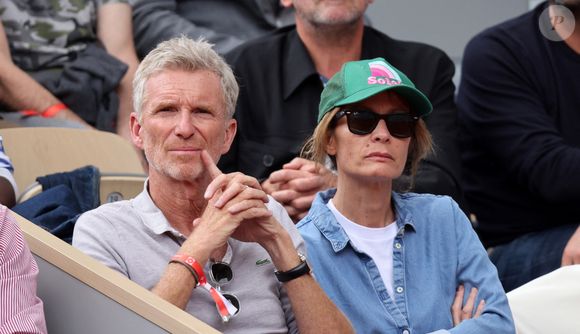 Denis Brogniart et sa femme Hortense - Célébrités dans les tribunes des internationaux de France de Roland Garros à Paris le 30 mai 2022. © Cyril Moreau - Dominique Jacovides/Bestimage
