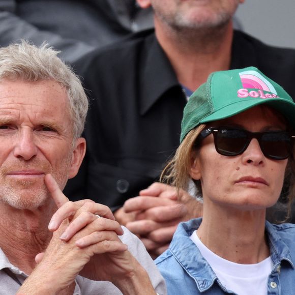 Denis Brogniart et sa femme Hortense - Célébrités dans les tribunes des internationaux de France de Roland Garros à Paris le 30 mai 2022. © Cyril Moreau - Dominique Jacovides/Bestimage