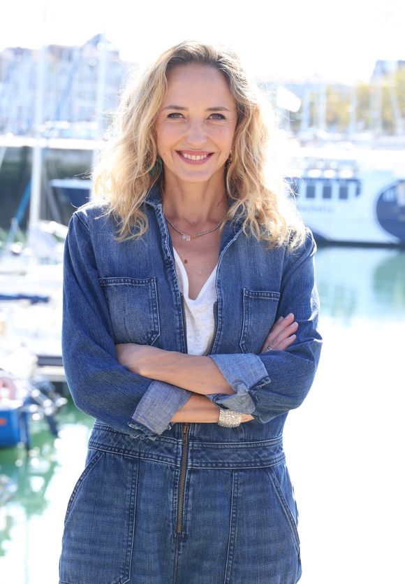 Elle affirme avoir aidé certains collègues grâce à cette pratique.

Helene de Fougerolles - Photocall de la série "Sam" lors de la 25ème édition du Festival de la Fiction de la Rochelle. Le 15 septembre 2023
© Denis Guignebourg / Bestimage