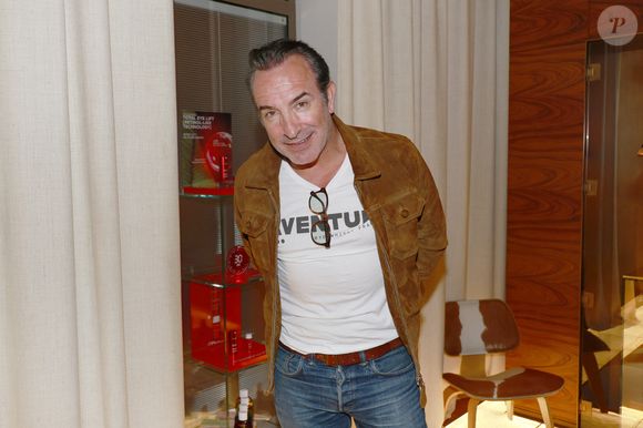 Jean Dujardin - Vernissage de l'exposition photos et du livre "La Boxe fait son cinéma" à l'hôtel Brach à Paris le 23 Septembre 2025. Ces clichés rendent hommage à plus de cinquante acteurs immortalisés dans des scènes où le noble art rencontre le 7ème art. © Christophe Aubert via Bestimage