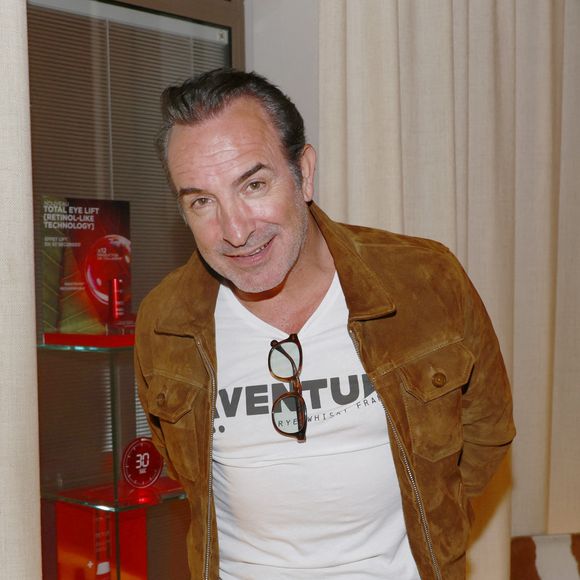Jean Dujardin - Vernissage de l'exposition photos et du livre "La Boxe fait son cinéma" à l'hôtel Brach à Paris le 23 Septembre 2025. Ces clichés rendent hommage à plus de cinquante acteurs immortalisés dans des scènes où le noble art rencontre le 7ème art. © Christophe Aubert via Bestimage
