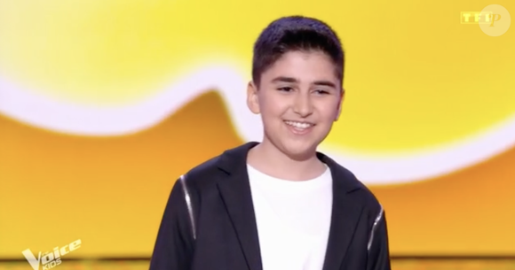 Après avoir chanté sa chanson qui évoque "l'amour, la séparation et la nostalgie" et qui a été composée après le génocide arménien, Albert a même eu la chance de voir les quatre coachs venir le féliciter sur scène.

"The Voice Kids", 13 septembre 2025 TF1