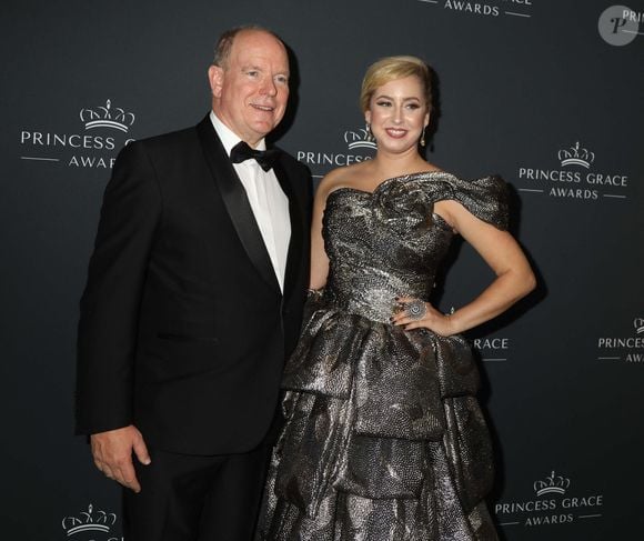 Sur Instagram, elle a partagé deux photos où elle rayonne dans une tenue noire épurée. 

23 octobre 2024, New York, États-Unis : le prince Albert II de Monaco et sa fille, l’actrice et chanteuse Jazmin Grace Grimaldi, lors du gala du 40e anniversaire des Princess Grace Awards, qui s’est tenu à l’hôtel Pierre. (Crédit photo : © Nancy Kaszerman/ZUMA Press Wire)