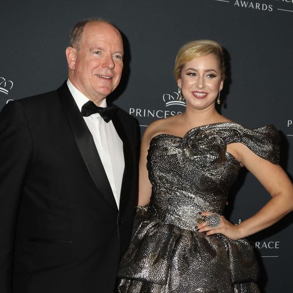 Sur Instagram, elle a partagé deux photos où elle rayonne dans une tenue noire épurée. 

23 octobre 2024, New York, États-Unis : le prince Albert II de Monaco et sa fille, l’actrice et chanteuse Jazmin Grace Grimaldi, lors du gala du 40e anniversaire des Princess Grace Awards, qui s’est tenu à l’hôtel Pierre. (Crédit photo : © Nancy Kaszerman/ZUMA Press Wire)