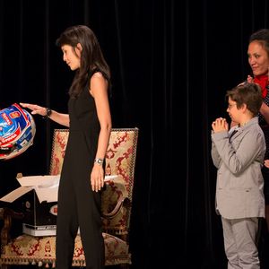 Exclusif - Marion Jollès Grosjean offre à Francis le casque de son mari Romain Grosjean. Francis Perrin réunit sa famille sur scène, sa femme Gersende et ses 6 enfants (Cécile, Fabiola, Jeanne, Louis, Baptiste, Clarisse) - Francis Perrin fête ses 50 ans de carrière et revient sur scène pour une soirée spéciale avec "Molière malgré Moi" au théâtre de la Gaîté-Montparnasse à Paris le 18 juin 2016 entouré de sa famille et ses amis.
© Romuald Meigneux / Bestimage