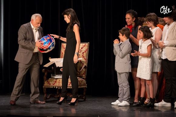 Exclusif - Marion Jollès Grosjean offre à Francis le casque de son mari Romain Grosjean. Francis Perrin réunit sa famille sur scène, sa femme Gersende et ses 6 enfants (Cécile, Fabiola, Jeanne, Louis, Baptiste, Clarisse) - Francis Perrin fête ses 50 ans de carrière et revient sur scène pour une soirée spéciale avec "Molière malgré Moi" au théâtre de la Gaîté-Montparnasse à Paris le 18 juin 2016 entouré de sa famille et ses amis.
© Romuald Meigneux / Bestimage