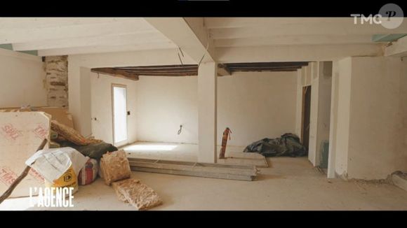 Finalement, l'acteur acceptait une offre obtenue via son réseau personnel. Mais il perdait quand même de l'argent.
François Berléand ouvre les portes de sa maison en ruine et au chantier abandonné dans l'émission "L'Agence" - TMC