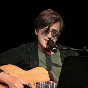 Thomas Dutronc lors de la 10ème édition du Festiv’Allais au théâtre de Passy à Paris le 12 octobre 2026. © Anne-Sophie Guebey / Bestimage