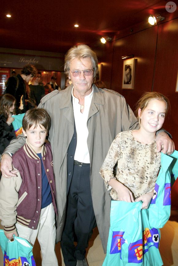 A Paris, à L'Empire, Alain Delon entouré par son fils Alain-Fabien et sa fille Anouchka Delon lors de la soirée pour la sortie de la cassette vidéo et du DVD du film "LES 101 DALMATIENS 2". Le 15 octobre 2002
© Christophe Aubert via Bestimage