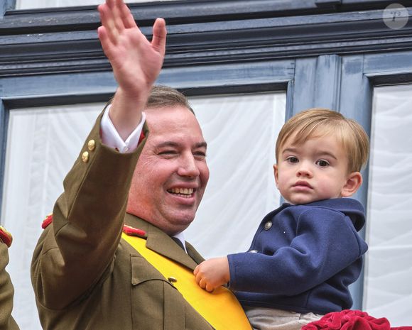 Le Grand-Duc Guillaume de Luxembourg , Grand-Duc de Luxembourg et la Grande-Duchesse Stéphanie de Luxembourg, Grande-Duchesse de Luxembourg tiennent leurs enfants Charles (2L) et François (D) lors de l'abdication du Grand-Duc Henri et de l'accession de son fils le Grand-Duc héréditaire Guillaume, au Palais Grand-Ducal à Luxembourg, le 3 octobre 2025. Photo by Olivier Polet/ABACAPRESS.COM