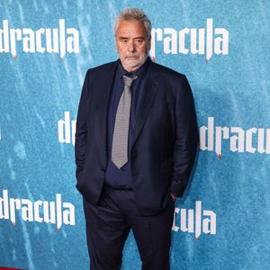 Invité sur le plateau de BFMTV le 21 janvier, le réalisateur de Dracula a confié que les chasseurs avaient été condamnés pour "chasse non autorisée sur le terrain d’autrui" et "chasse à l’aide d’un engin, instrument, mode ou moyen prohibé".

Luc Besson au photocall de la première du film Dracula au TCL Chinese Theatre IMAX à Hollywood, Los Angeles, Californie, États-Unis, le 3 février 2026. © RALL/Backgrid USA/Bestimage