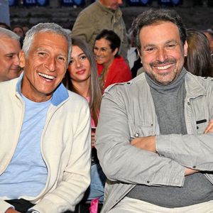 Nagui et Bruno Salomone durant la soirée de clôture de la 1ere édition du festival Les Théâtrales d'Eze en plein air à l'oppidum du Col d'Eze avec la pièce "Brexit sentimental", le 8 août 2023. © Bruno Bebert / Bestimage