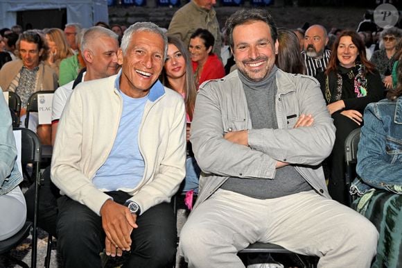 Nagui et Bruno Salomone durant la soirée de clôture de la 1ere édition du festival Les Théâtrales d'Eze en plein air à l'oppidum du Col d'Eze avec la pièce "Brexit sentimental", le 8 août 2023. © Bruno Bebert / Bestimage