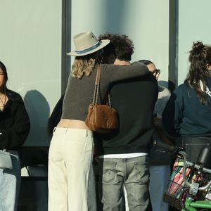 Exclusif - Laeticia Hallyday est allée déjeuner avec son nouveau compagnon Frédéric Suant et ses filles Jade et Joy à Venice le 17 janvier 2025. © Agence / Bestimage