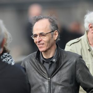 Jean-Jacques Goldman a choisi une destination plutôt surprenante pour se reposer en ce mois de septembre.  

Jean-Jacques Goldman et Maxime Le Forestier lors des obsèques de Véronique Colucci au cimetière communal de Montrouge @Agence / Bestimage