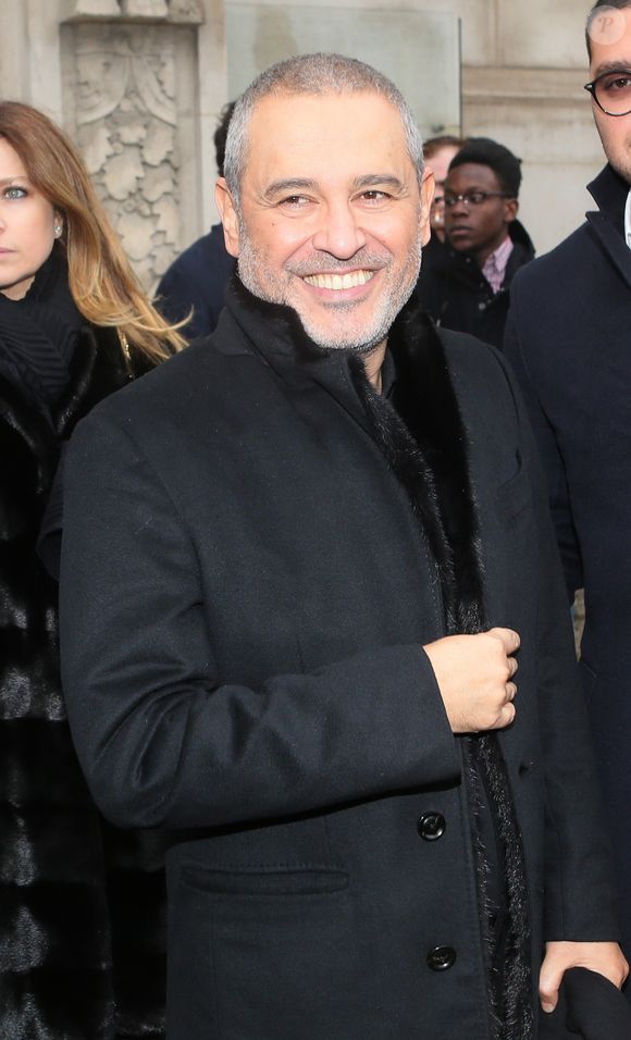 Dans "Harper's Bazaar Arabia", Zein Saab a décrit cette expérience, avec son beau-père, comme "profondément émouvante". "Il y avait une compréhension tacite de l'importance de ce moment pour nous, ce qui a rendu chaque détail du processus encore plus spécial", assure-t-elle.

Le styliste Elie Saab sortant du défilé de mode "Elie Saab", collection Prêt-à-porter Automne/Hiver 2017-2018 au Grand Palais à Paris, le 4 mars 2017.© CVS/Veeren/Bestimage