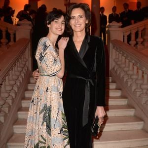 Inès de La Fressange et sa fille Nine d'Urso au dîner de gala international de la mode, à l'occasion de la réouverture des galeries de la Mode avec l'exposition "Harper's Bazaar, premier magazine de mode" au musée des arts décoratifs à Paris, France, le 26 février 2020, en marge de la semaine de la mode prêt-à-porter automne-hiver 2020/2021. © Veeren-Clovis/Bestimage