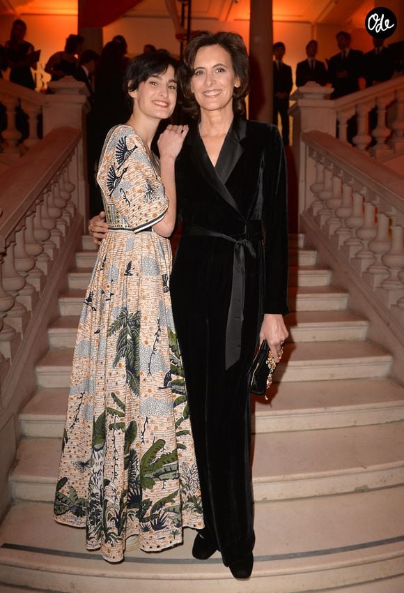 Inès de La Fressange et sa fille Nine d'Urso au dîner de gala international de la mode, à l'occasion de la réouverture des galeries de la Mode avec l'exposition "Harper's Bazaar, premier magazine de mode" au musée des arts décoratifs à Paris, France, le 26 février 2020, en marge de la semaine de la mode prêt-à-porter automne-hiver 2020/2021. © Veeren-Clovis/Bestimage