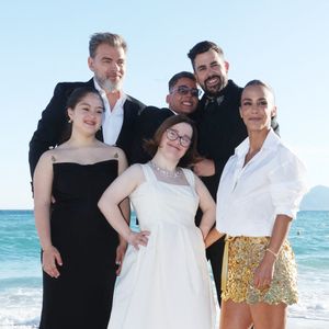 L'année dernière, l'humoriste dépassait les 10 millions d'entrées avec son "Un p'tit truc en plus"

Artus, Alice Belaidi, Clovis Cornillac, Sofian Ribes, assistant à la soirée Un p'tit truc en plus à la Plage Vegaluna lors du 77ème Festival de Cannes le 23 mai 2024 à Cannes, France. Photo de Jerome Domine/ABACAPRESS.COM