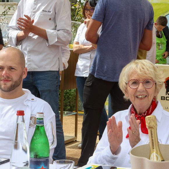 Les Chefs à Saint-Tropez fêtent les producteurs 2025 - Inauguration de la 5e édition,  les Chefs et les producteurs se retrouvent sur la place des Lices à Saint-Tropez, le 3 mai 2025. Le chef pâtissier Brandon Dehan et Mercotte membre du Jury du concours de Patisserie - La Tropezienne. ©Jean-Marc Lhomer / Bestimage.