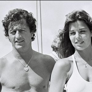 Leur mariage sera célébré en grandes pompes en 1978 devant une foule de stars...

Archives : La Princesse Caroline de Monaco et son mari Philippe Junot en France. Caroline porte une tenue élégante avec un collier bijou. Décembre 1978.