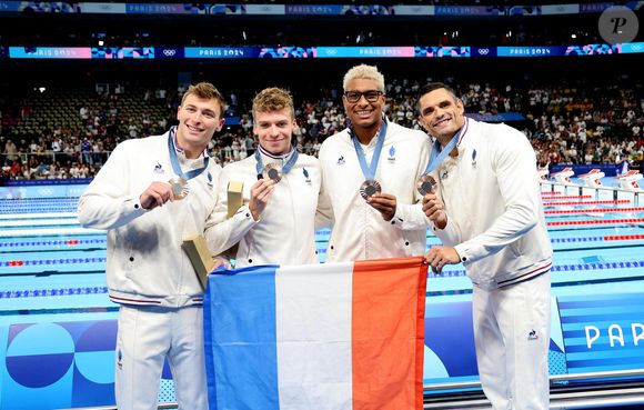Les français Léon Marchand, Yohann Ndoye-Brouard, Maxime Grousset et Florent Manaudou remportent la médaille de bronze sur le 4X100 m 4 nages des Jeux Olympiques de Paris 2024 (JO), à Paris, France, le 4 Aout 2024.
© Jacovides-Perusseau/Bestimage