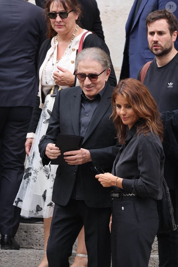 Michel Drucker et Faustine Bollaert assistent aux obsèques de Thierry Ardisson à l'église Saint Roch à Paris, France, le 17 juillet 2025. Thierry Ardisson, journaliste, animateur et producteur de télévision français connu sous le nom de "l'homme en noir", est décédé à l'âge de 76 ans des suites d'un cancer le 14 juillet. Photopar Abacapress.com