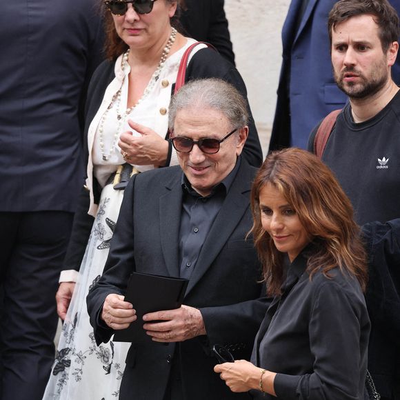 Michel Drucker et Faustine Bollaert assistent aux obsèques de Thierry Ardisson à l'église Saint Roch à Paris, France, le 17 juillet 2025. Thierry Ardisson, journaliste, animateur et producteur de télévision français connu sous le nom de "l'homme en noir", est décédé à l'âge de 76 ans des suites d'un cancer le 14 juillet. Photopar Abacapress.com