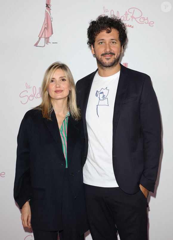 Ces deux-là sont tombés amoureux il y a dix ans déjà, en 2015, sur le tournage de la série Les Opérateurs.

Exclusif - Sabine Perraud et son compagnon lors de la première représentation du spectacle "Soldat Rose" au Rex à Paris, France, le 21 octobre 2023. © Coadic Guirec/Bestimage