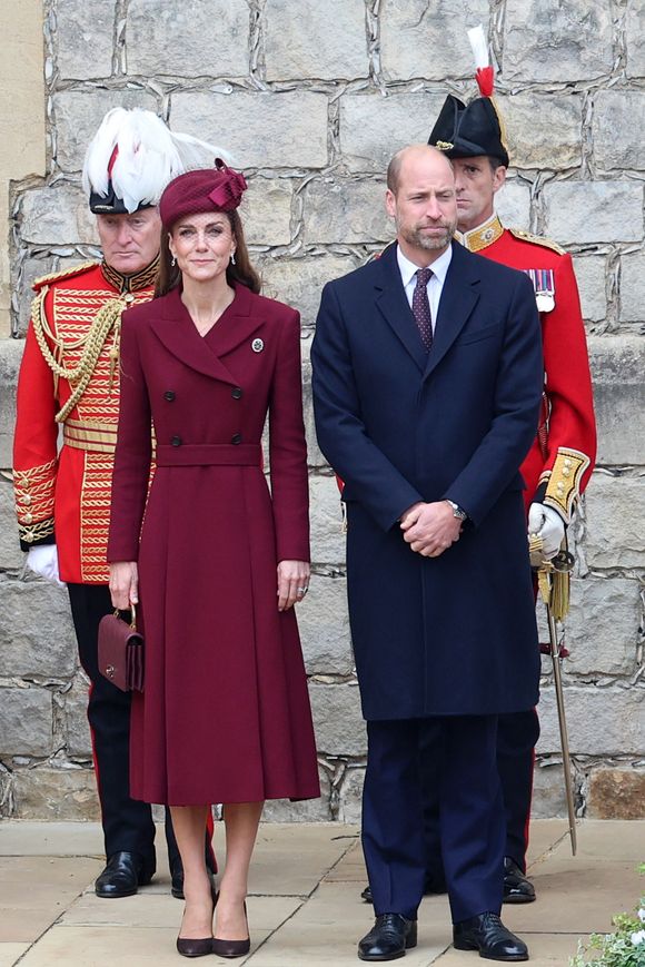La princesse de Galles (Catherine « Kate » Middleton) et le prince de Galles passent en revue la garde d'honneur lors de la cérémonie d'accueil au château de Windsor, dans le Berkshire, le premier jour de la deuxième visite officielle du président au Royaume-Uni. Date de la photo : mercredi 17 septembre 2025.