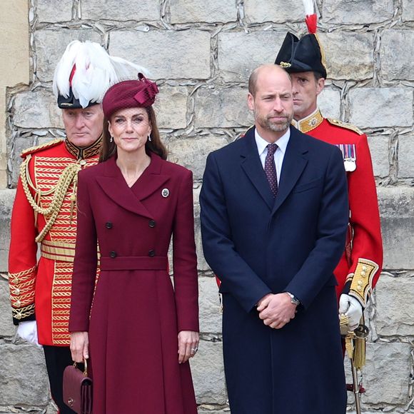 La princesse de Galles (Catherine « Kate » Middleton) et le prince de Galles passent en revue la garde d'honneur lors de la cérémonie d'accueil au château de Windsor, dans le Berkshire, le premier jour de la deuxième visite officielle du président au Royaume-Uni. Date de la photo : mercredi 17 septembre 2025.