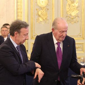 Stéphane Bern - Le roi Juan Carlos d'Espagne a reçu un prix littéraire spécial pour ses mémoires "Réconciliation", à l'occasion de la Journée du livre politique organisée à l'Assemblée nationale le 11 avril 2026.
© Dominique Jacovides / Bestimage