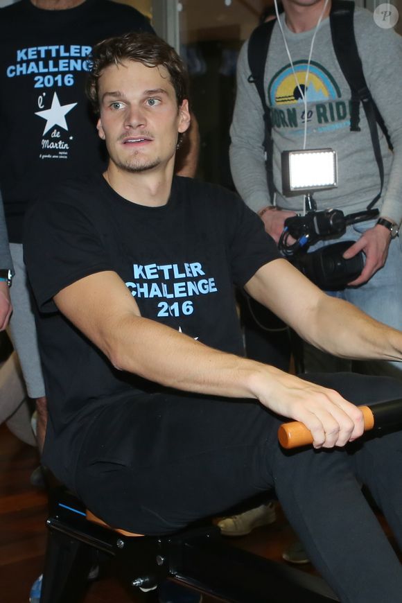 Yannick Agnel - Soirée caritative "Kettler Challenge 2016" en faveur de l’association "l’Etoile de Martin" au stade Jean Bouin à Paris le 21 novembre 2016.© CVS/Bestimage
