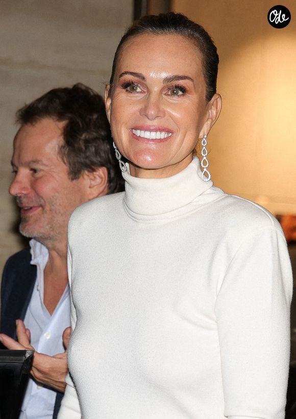 Laeticia Hallyday a été aperçue en train de poursuivre ses soirées glamour chez Costes, profitant de la vie nocturne parisienne, à Paris, le 30 septembre 2024. La célèbre personnalité rayonnait d'élégance alors qu'elle échangeait avec des amis et d'autres convives. Photo : Aissaoui Nacer/Splash News/ABACAPRESS.COM