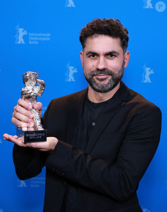 Gabriel Mascaro avec son prix lors de la clôture du Festival film de Berlin le 22 février 2025