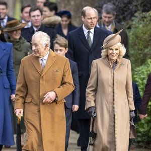 Le prince William, prince de Galles, et Catherine (Kate) Middleton, princesse de Galles, Le roi Charles III d'Angleterre et Camilla Parker Bowles, reine consort d'Angleterre, - Les membres de la famille royale assistent à l'office de Noël à l'église St Mary Magdalene de Sandringham, dans le Norfolk.