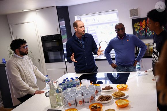 Le Prince de Galles (au centre) lors d'une visite à Centrepoint à Ealing, dans l'ouest de Londres, pour rencontrer des jeunes soutenus par l'organisation caritative. Hannah McKay/PA Wire