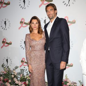 Camille Lacourt et sa compagne Alice Detollenaere (Miss Bourgogne 2010) - Photocall du 4ème gala de charité de l'association "Les Bonnes Fées" à l'occasion de la campagne mondiale "Octobre Rose" à l'hôtel Peninsula, Paris le 5 octobre 2023. © Coadic Guirec/Bestimage