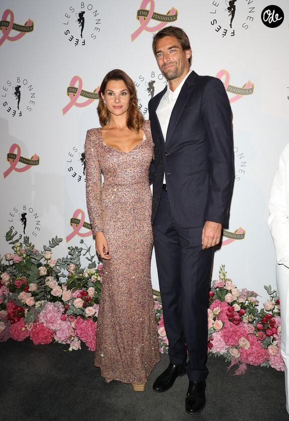 Camille Lacourt et sa compagne Alice Detollenaere (Miss Bourgogne 2010) - Photocall du 4ème gala de charité de l'association "Les Bonnes Fées" à l'occasion de la campagne mondiale "Octobre Rose" à l'hôtel Peninsula, Paris le 5 octobre 2023. © Coadic Guirec/Bestimage