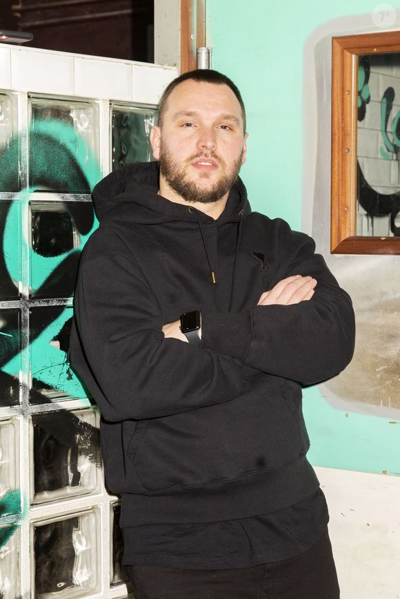 Malheureusement, le début de sa romance commence par une prise en charge médicale en urgence.

Exclusif - Kevin Debonne au Paname Art Café à Paris, le 3 février 2020. 

Photo : Jack Tribeca / Bestimage